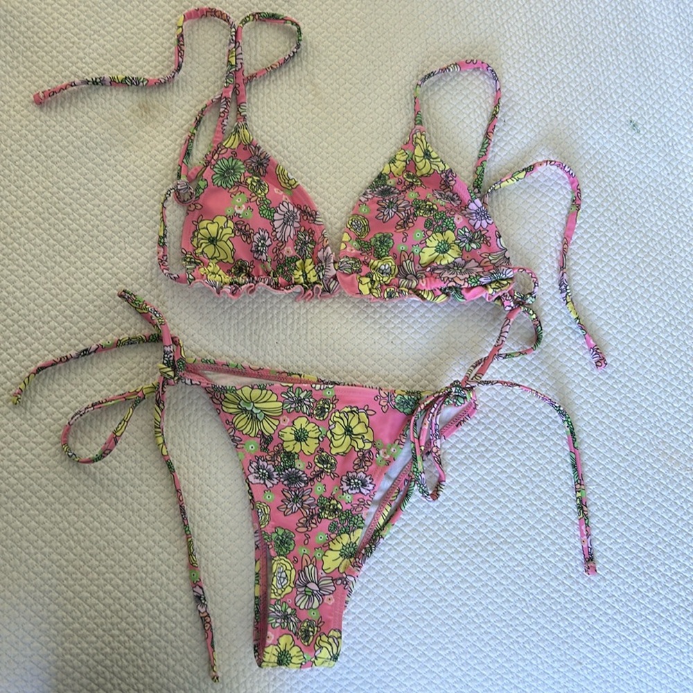 2 piece swimsuit (bikini)